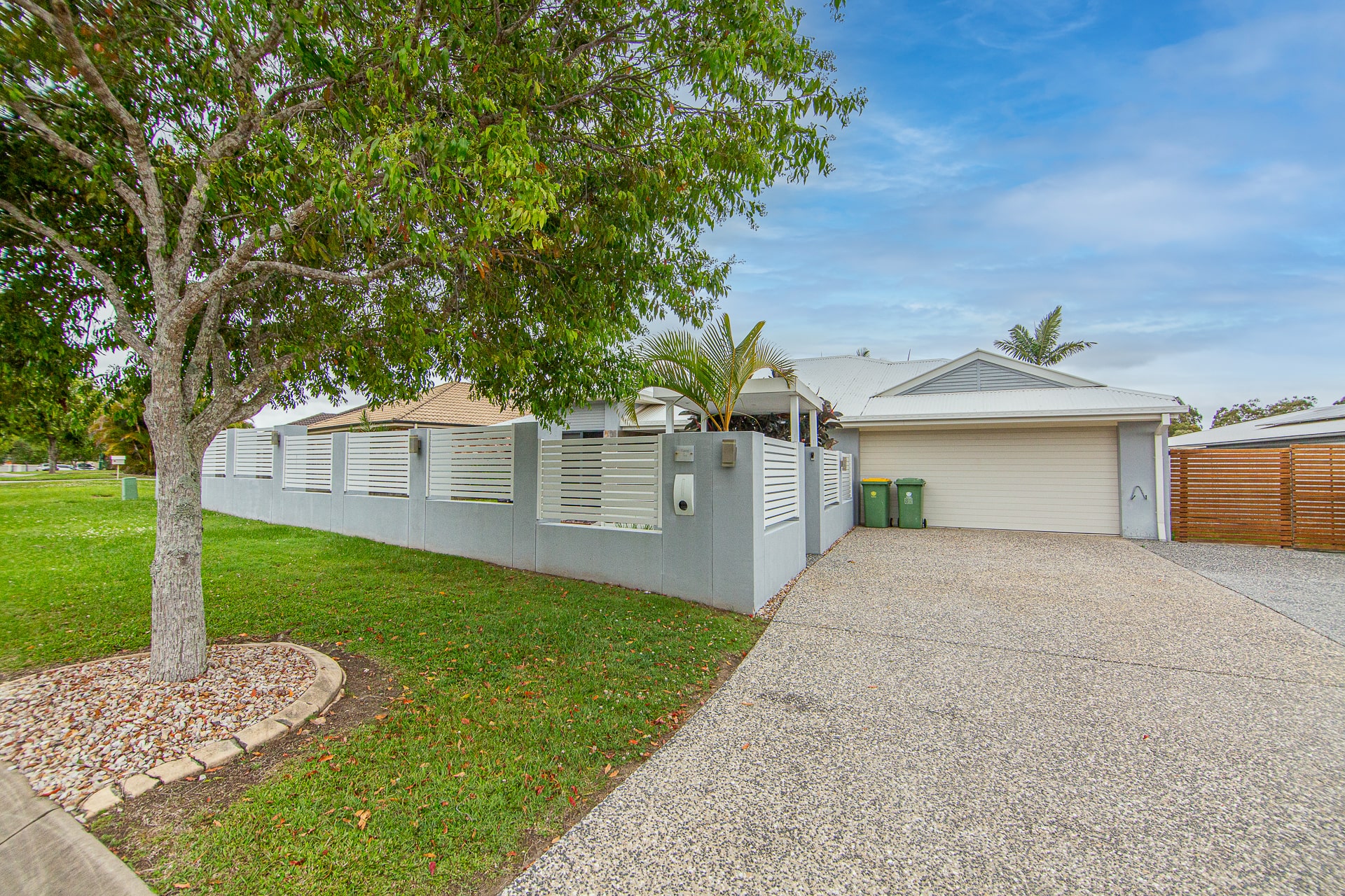 Redland Bay SIL oasis: spacious home with pool and fabulous outdoor area — Home image 7