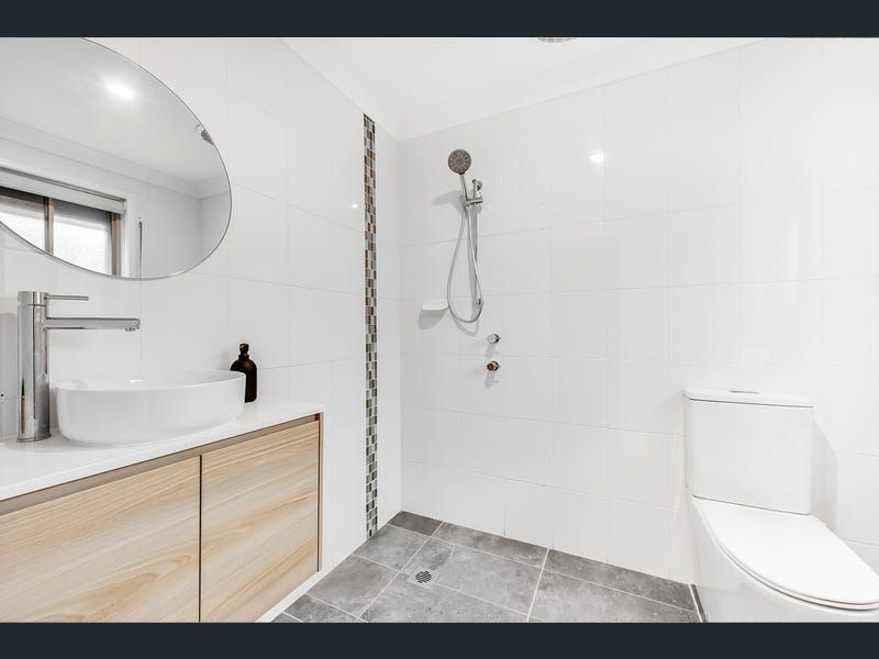Brand New Modern & Spacious SIL Home — Home image 4