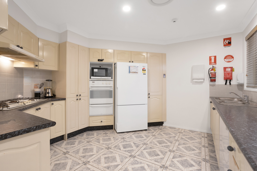 Worrigee Living: Spacious Home with Dual Kitchens & Large Backyard — Home image 5