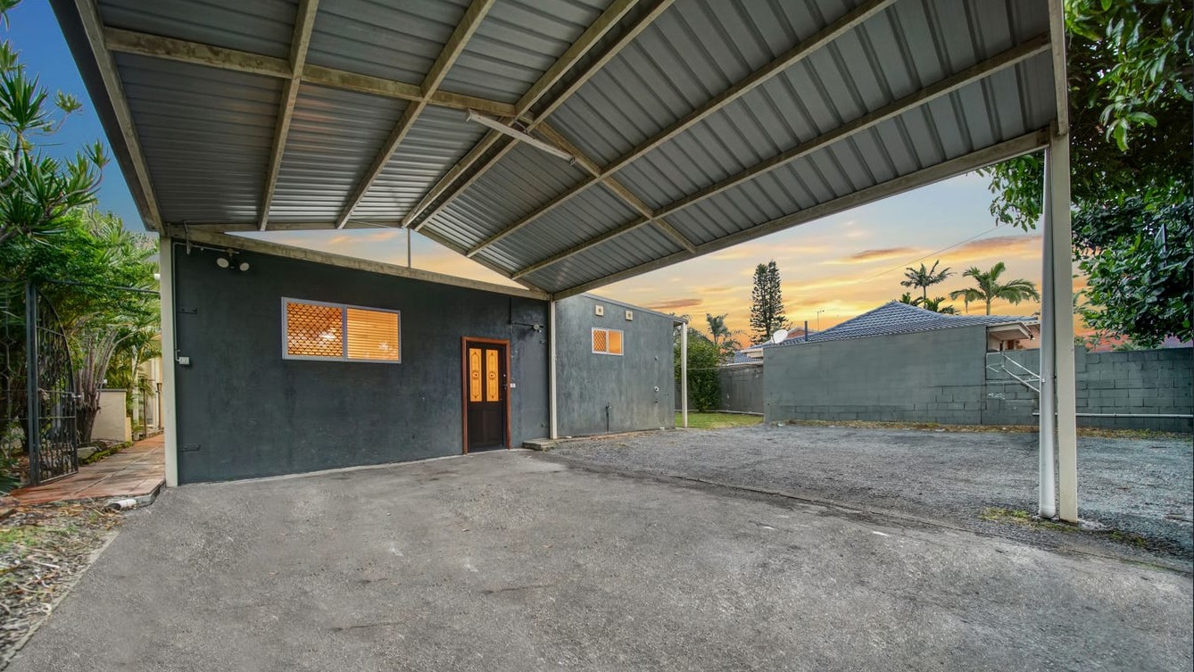 Broadbeach Waters SIL Home with Dual Living – Two Distinct Residences — Home image 17
