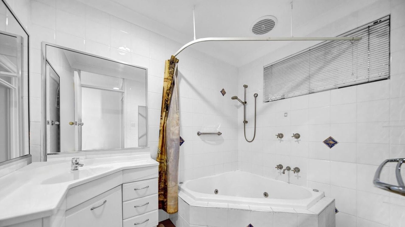 Broadbeach Waters SIL Home with Dual Living – Two Distinct Residences — Home image 8