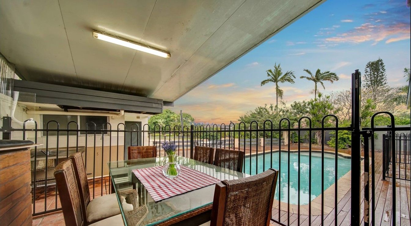 Broadbeach Waters SIL Home with Dual Living – Two Distinct Residences — Home image 11