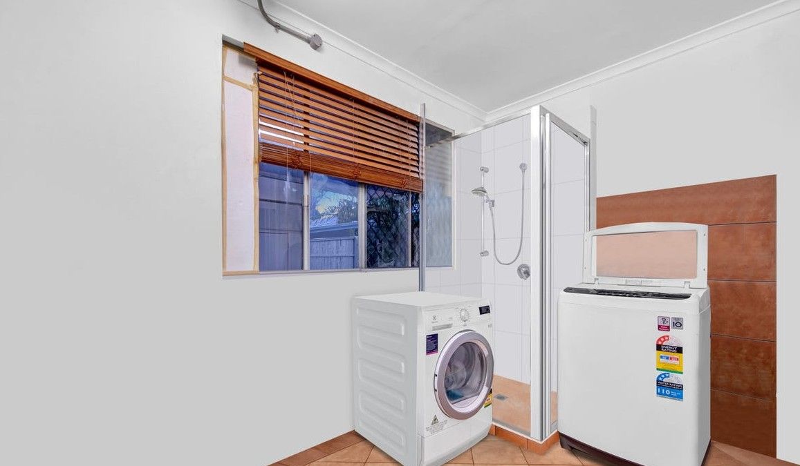 Broadbeach Waters SIL Home with Dual Living – Two Distinct Residences — Home image 16