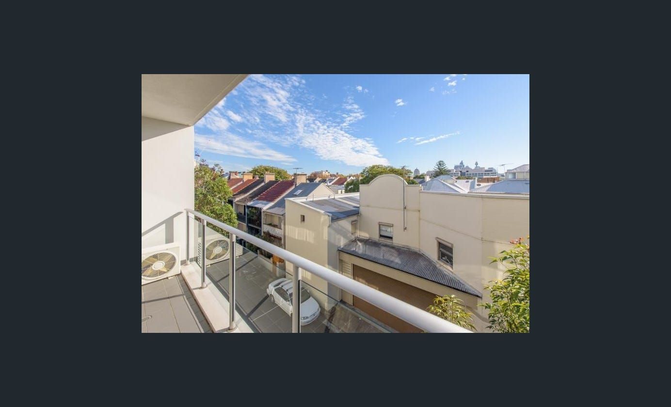 Top floor sun drenched open plan 1 bedroom apartment — Home image 7