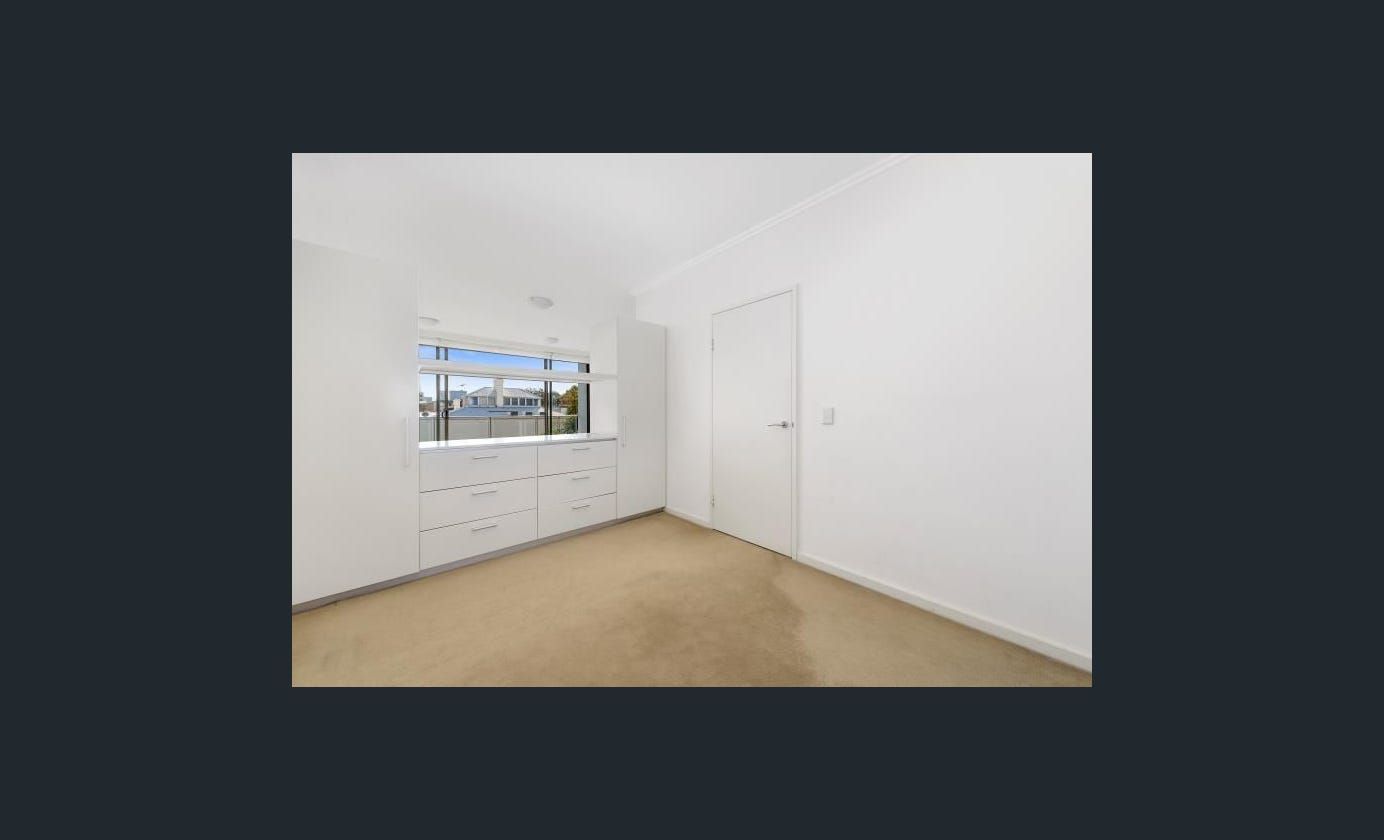 Top floor sun drenched open plan 1 bedroom apartment — Home image 10