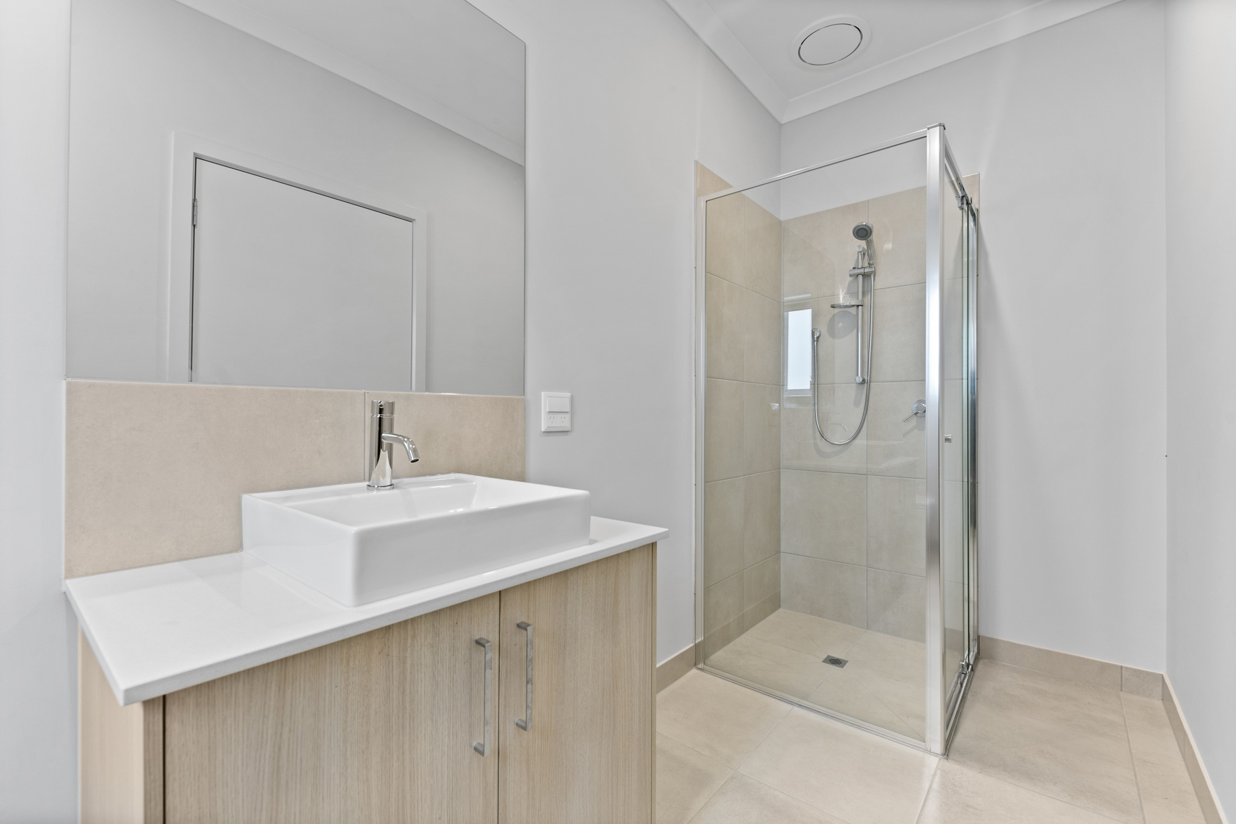 TIRED OF BEING STUCK IN SHARED ACCOMMODATION? 2 Independant Homes on 1 Title — Home image 15