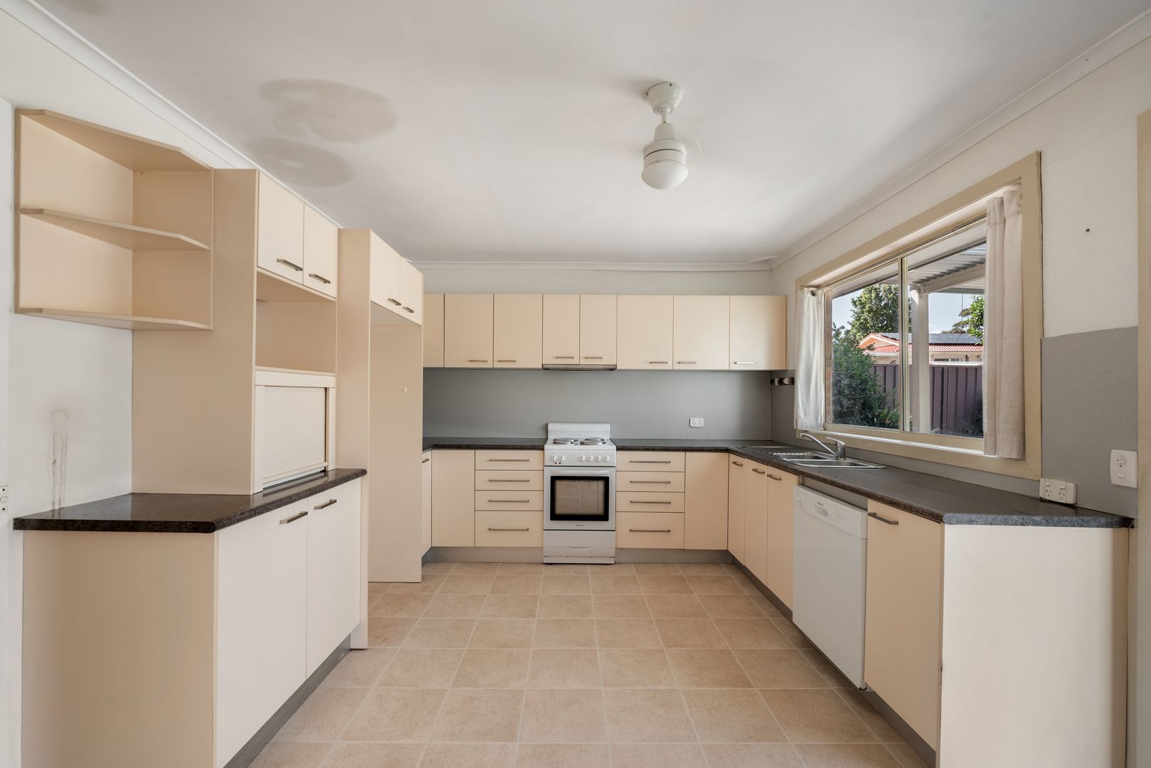 Located in the sought after suburb of Ambarvale, is where you will find this neat and tidy 3 bedroom family home. — Home image 2