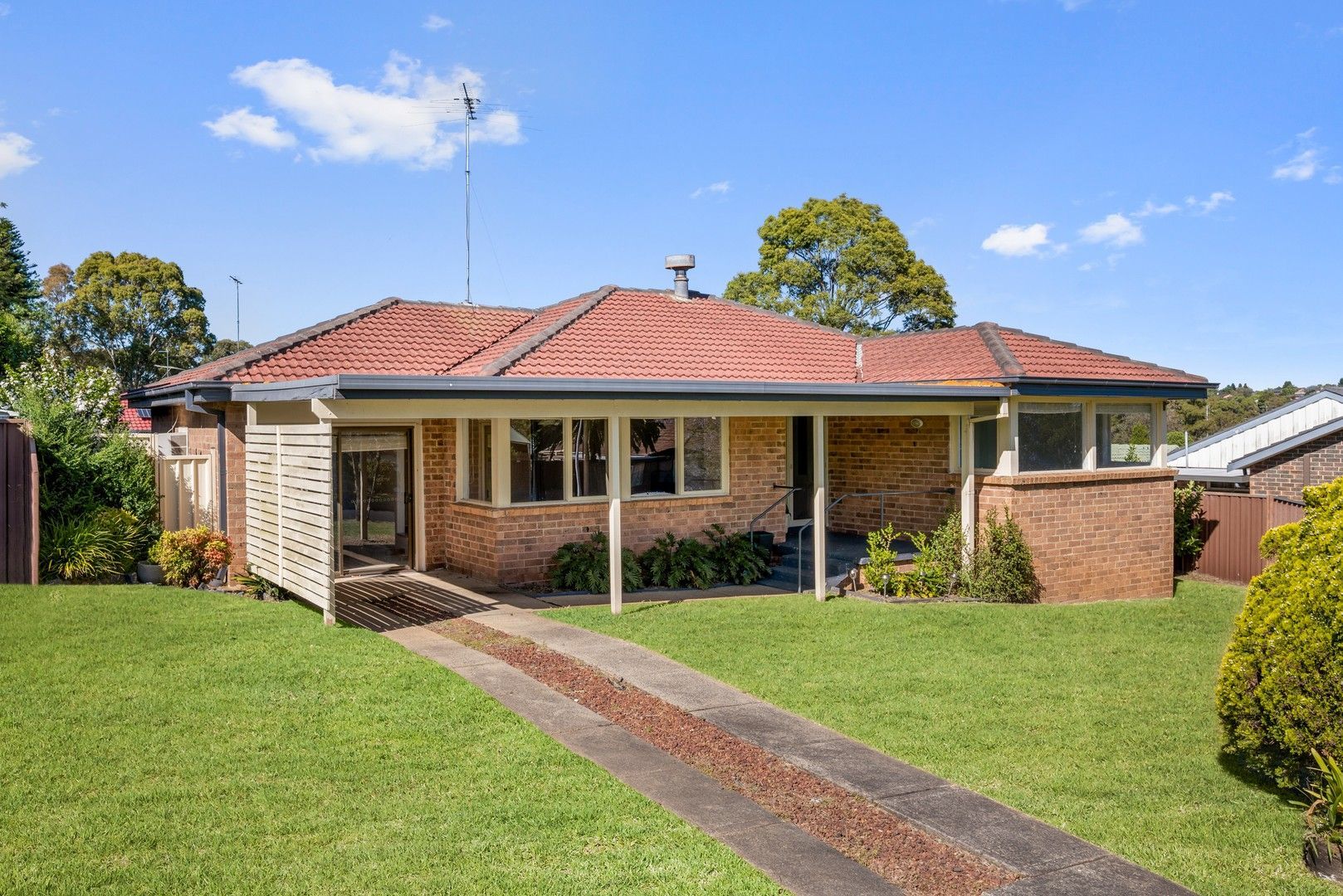 Located in the sought after suburb of Ambarvale, is where you will find this neat and tidy 3 bedroom family home. — Home image 3