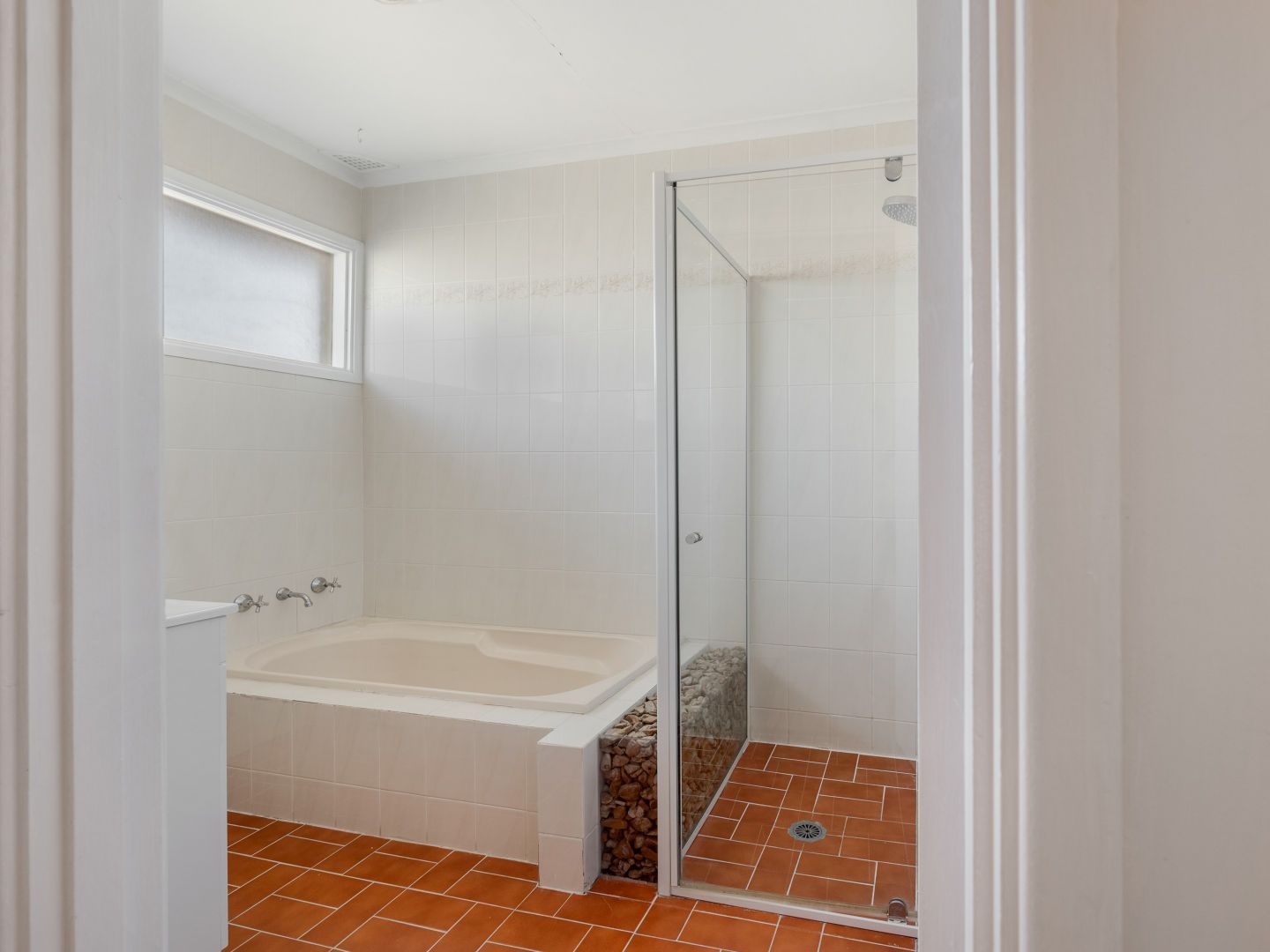 Located in the sought after suburb of Ambarvale, is where you will find this neat and tidy 3 bedroom family home. — Home image 4