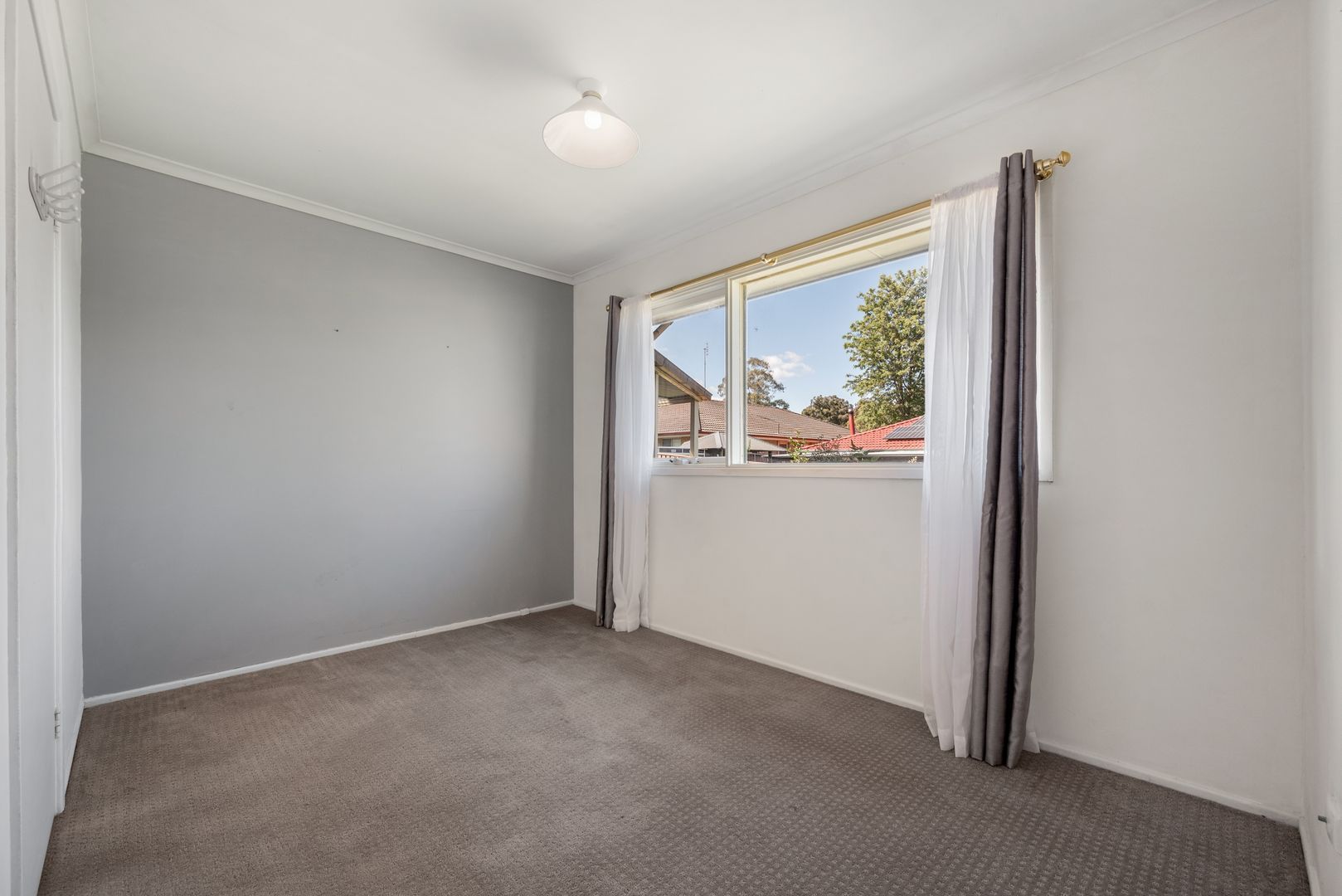 Located in the sought after suburb of Ambarvale, is where you will find this neat and tidy 3 bedroom family home. — Home image 8