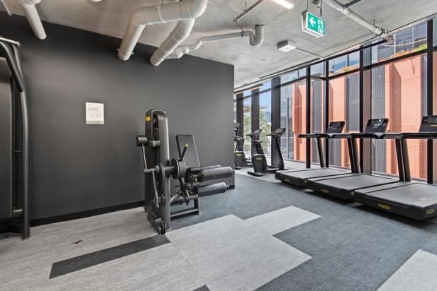 Executive 2-Bed Apartment with Views, Gym and Pool Cremorne — Home image 2