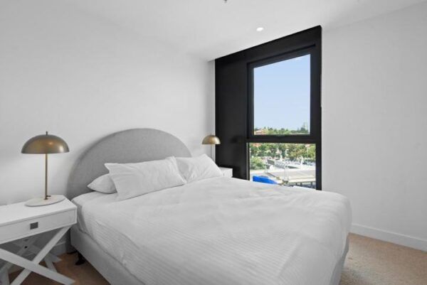 Executive 2-Bed Apartment with Views, Gym and Pool Cremorne — Home image 3