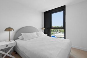 Executive 2-Bed Apartment with Views, Gym and Pool Cremorne — Home image 4