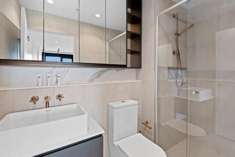 Executive 2-Bed Apartment with Views, Gym and Pool Cremorne — Home image 5