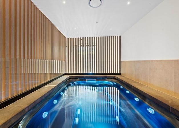 Executive 2-Bed Apartment with Views, Gym and Pool Cremorne — Home image 6