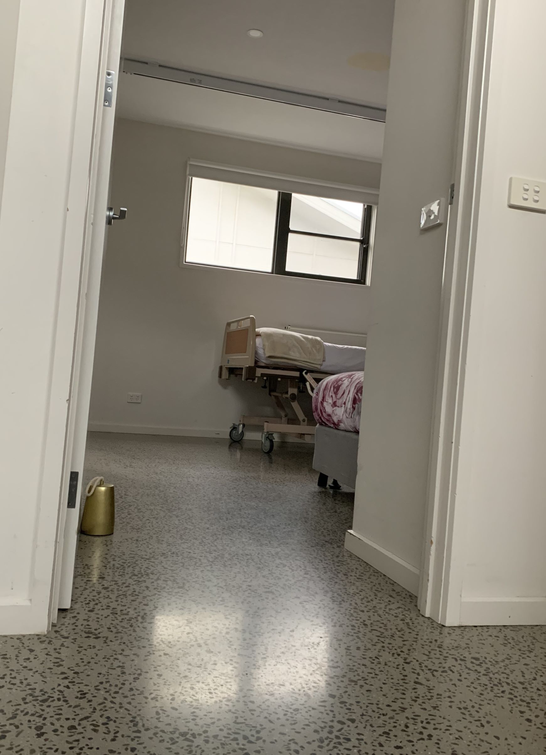Registered Provider. 4 B/R. Ceiling Hoist. Gas Pool & Pool Lift. — Home image 3