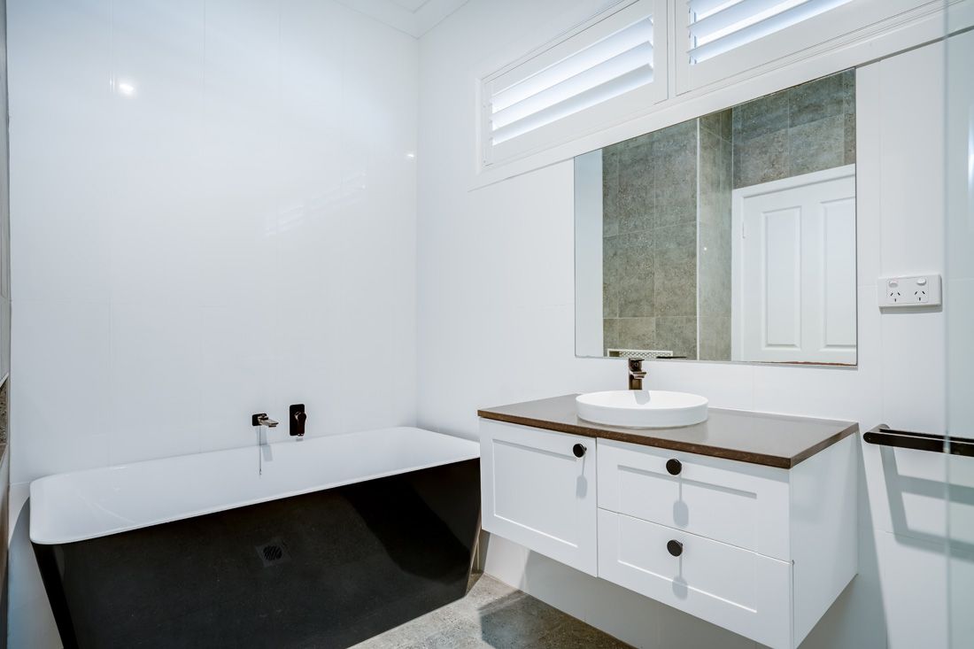 Beautifully refurbished SIL home — Home image 4