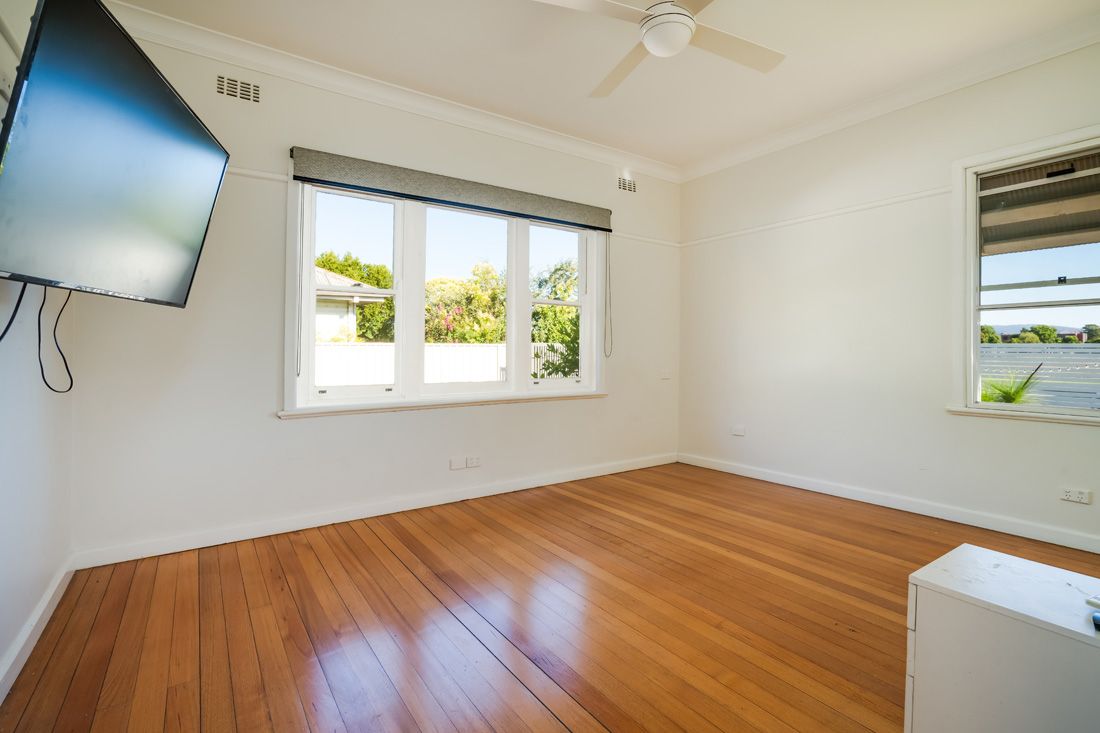 Beautifully refurbished SIL home — Home image 9