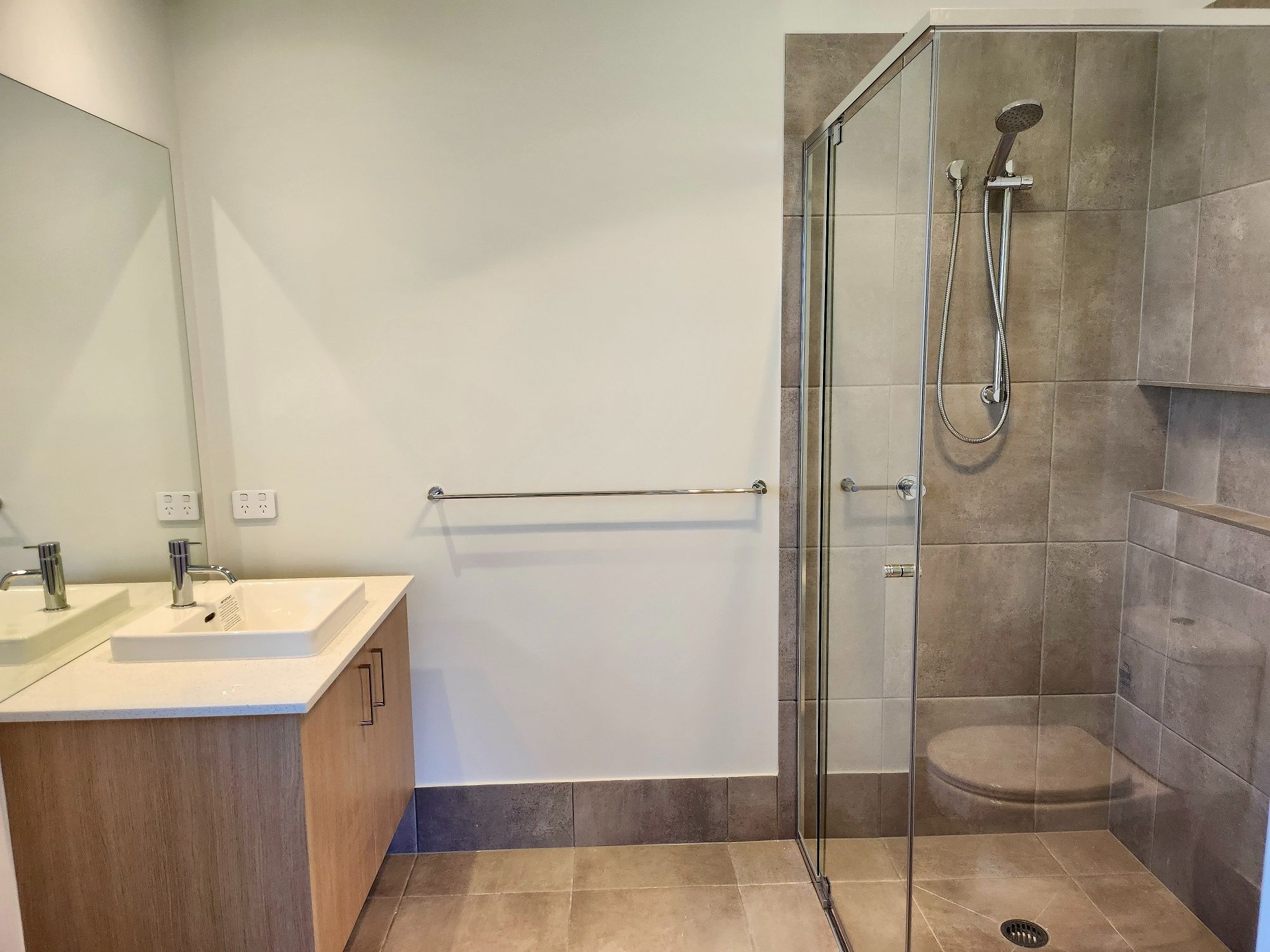 Redland Bay 3 Bedroom Men's SIL House near park — Home image 4