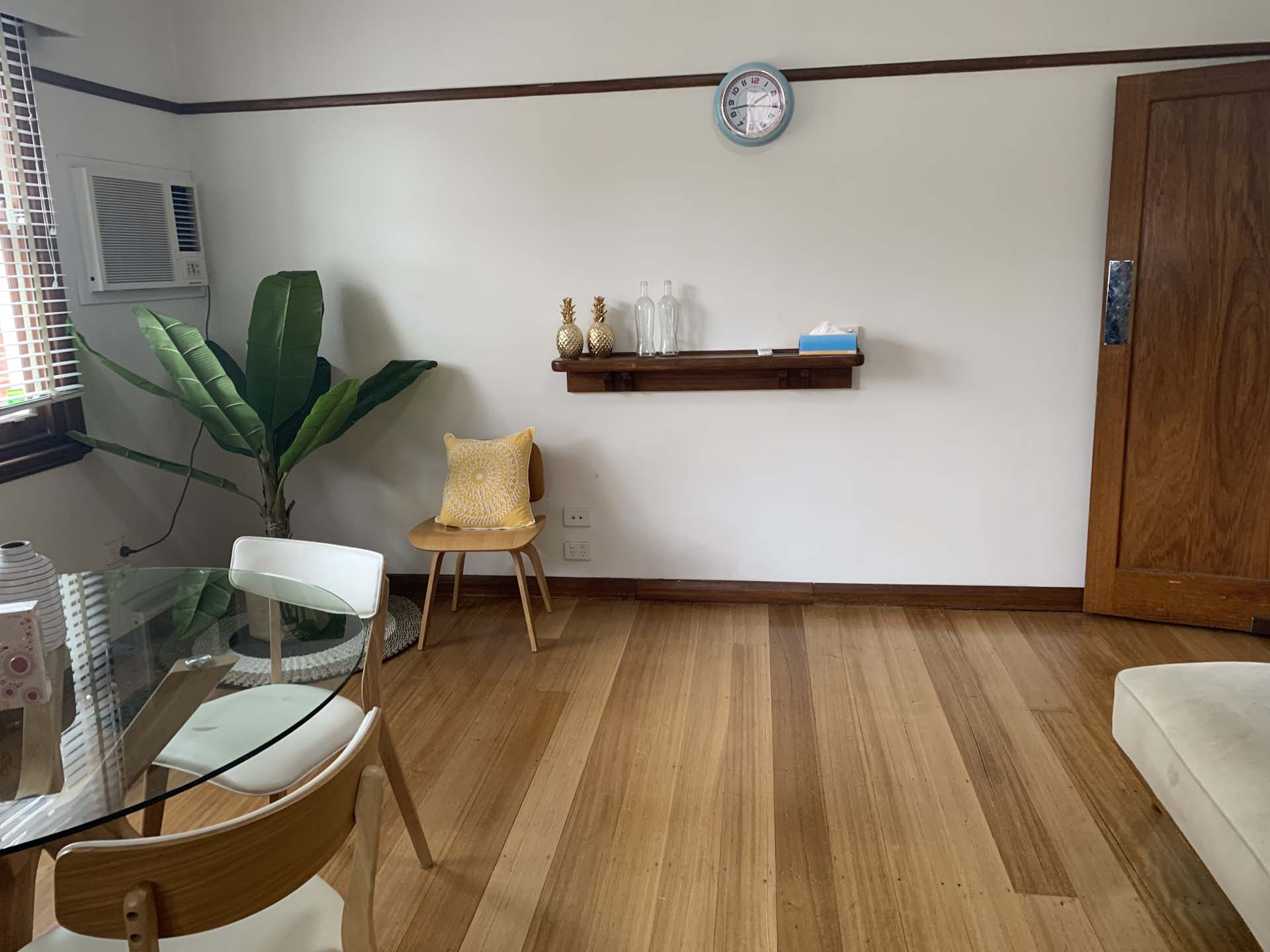 Accessible Newtown 3 B/R Home. MTA - Female with Nil BOH - Avail Immediately. — Home image 3