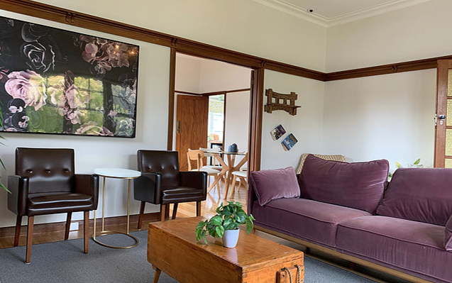 Accessible Newtown 3 B/R Home. MTA - Female with Nil BOH - Avail Immediately. — Home image 6