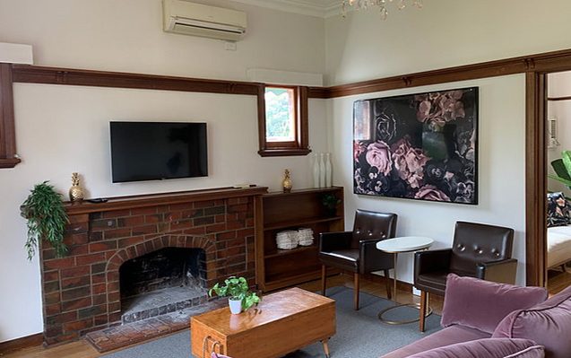 Accessible Newtown 3 B/R Home. MTA - Female with Nil BOH - Avail Immediately. — Home image 9