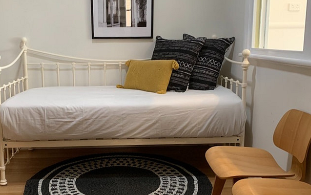 Accessible Newtown 3 B/R Home. MTA - Female with Nil BOH - Avail Immediately. — Home image 10