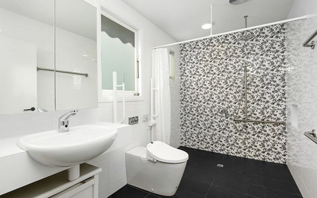 Accessible Newtown 3 B/R Home. MTA - Female with Nil BOH - Avail Immediately. — Home image 11