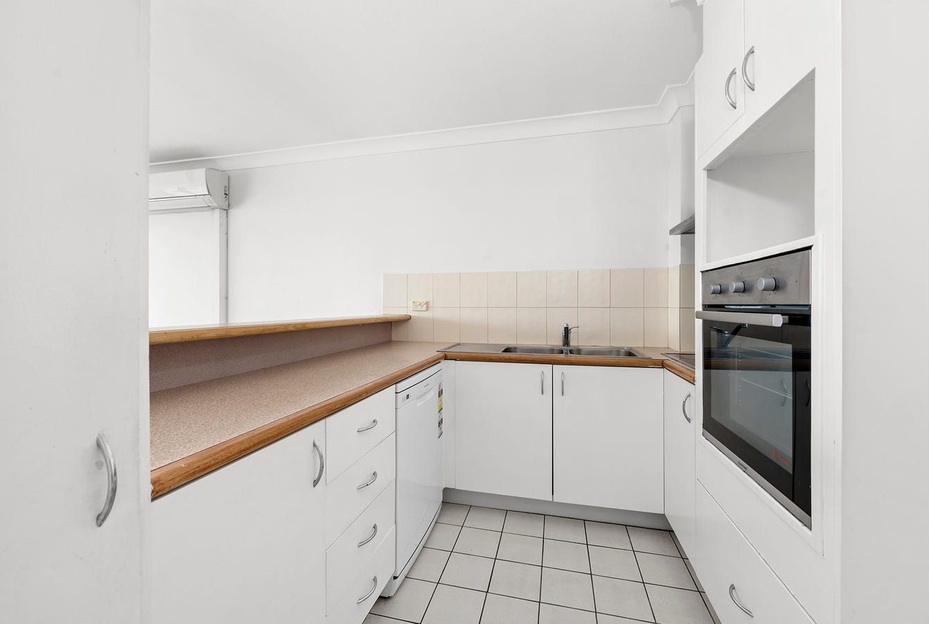 SIL Home in Surfers Paradise — Home image 2