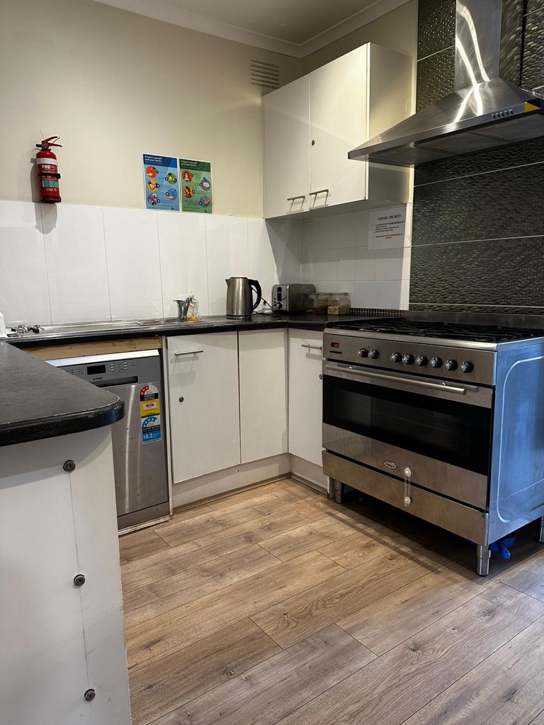 Simply Stunning - ALL ROOMS ENSUITE/KITCHENETTE/STUDIOS  - NOW AVAILABLE — Home image 4