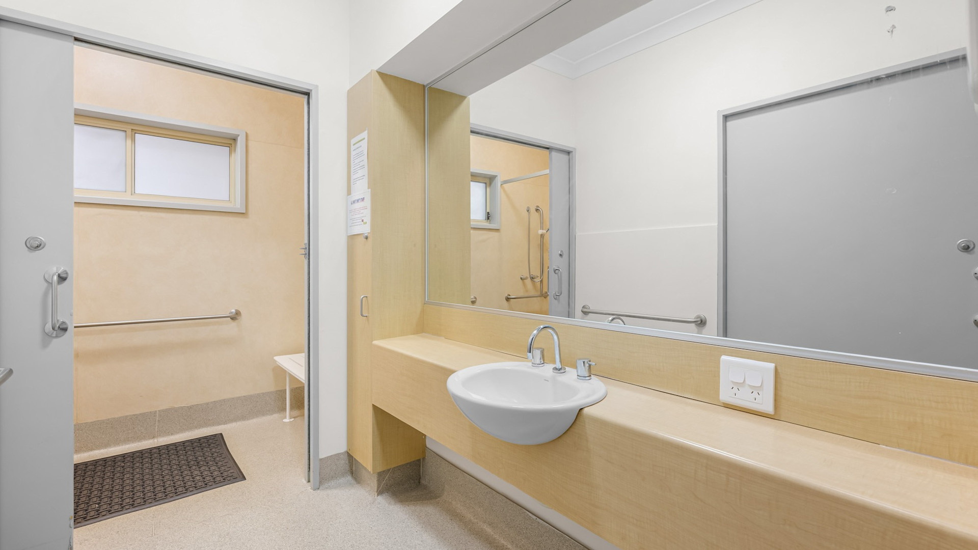 Fully accessible home nestled in peaceful Blackburn North — Home image 7