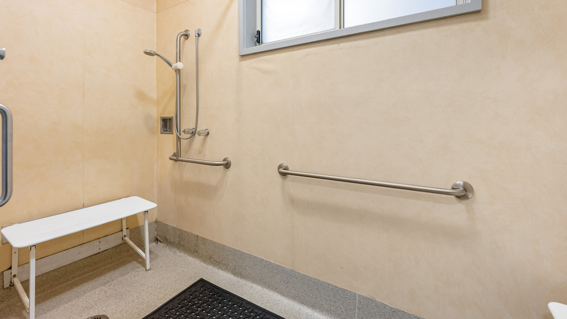 Fully accessible home nestled in peaceful Blackburn North — Home image 8