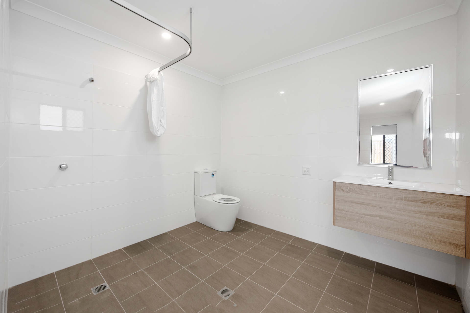 Brand new Robust 4 bed, 4 bathroom with (3 participants + 1 x OOA) - AVAIL NOW — Home image 3