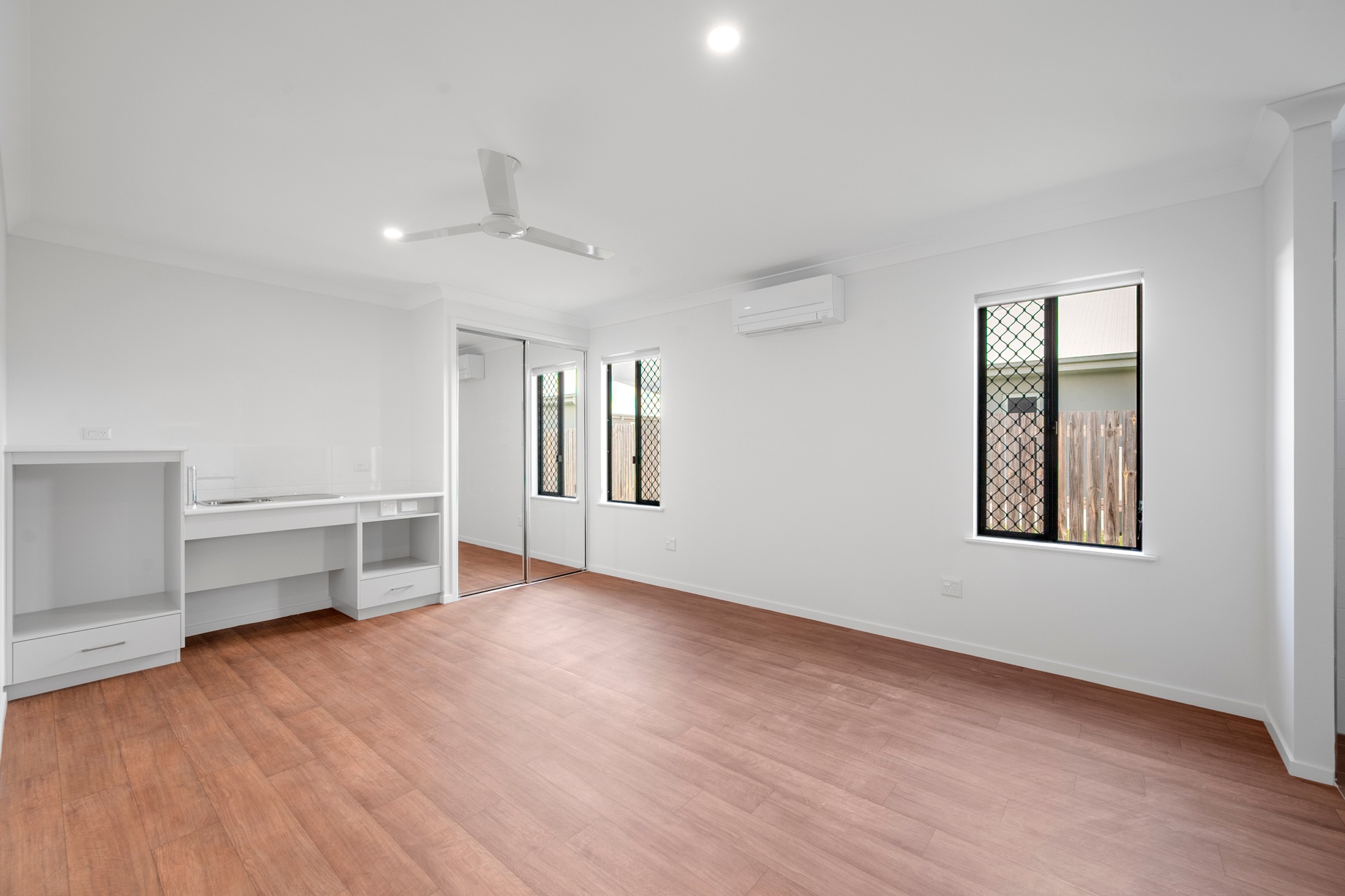 Brand new Robust 4 bed, 4 bathroom with (3 participants + 1 x OOA) - AVAIL NOW — Home image 4