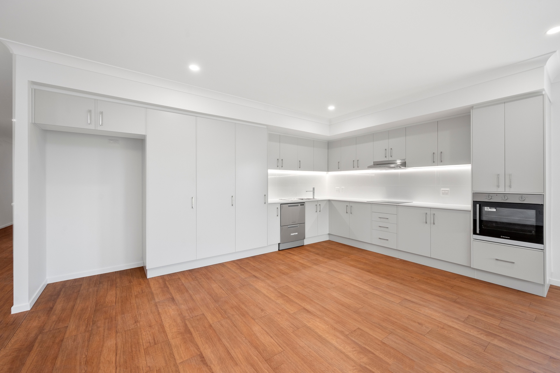 Brand new Robust 4 bed, 4 bathroom with (3 participants + 1 x OOA) - AVAIL NOW — Home image 5