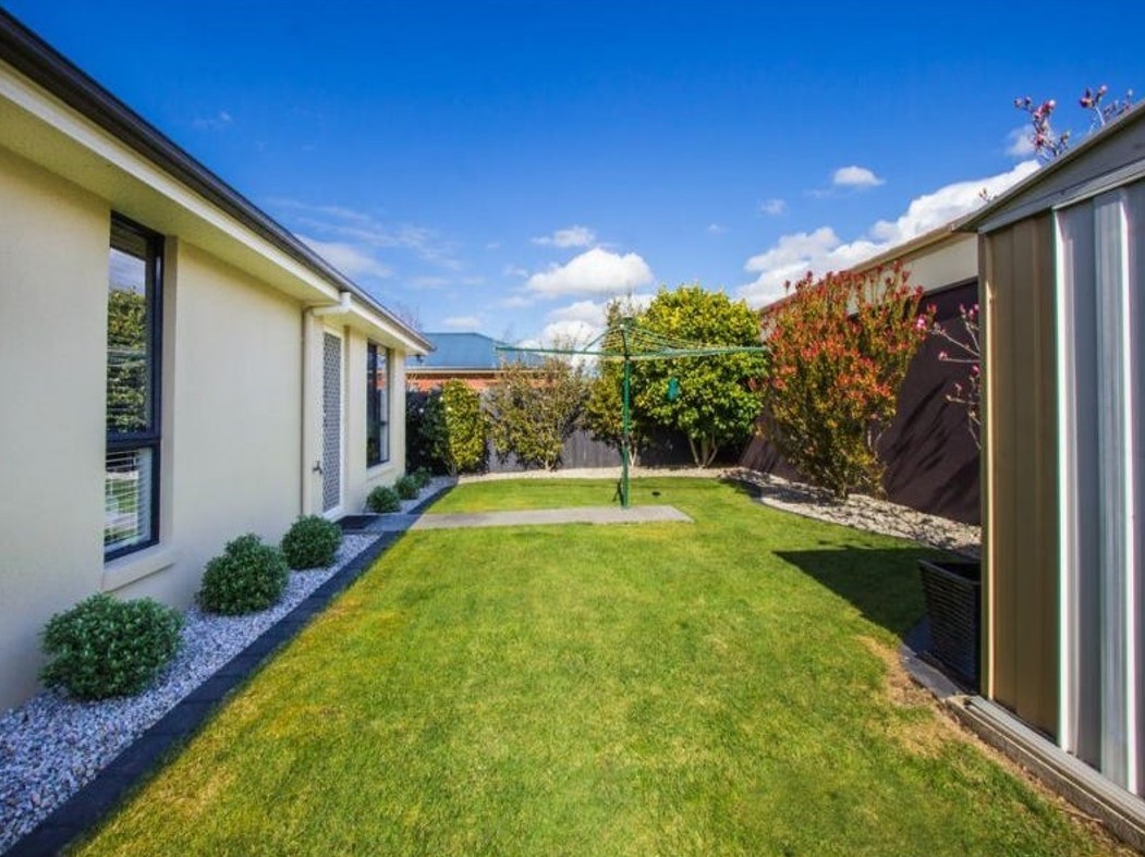 Spacious bedroom with private ensuite available in a modern SIL home in Newstead — Home image 2