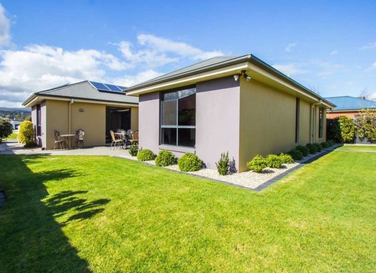 Spacious bedroom with private ensuite available in a modern SIL home in Newstead — Home image 3