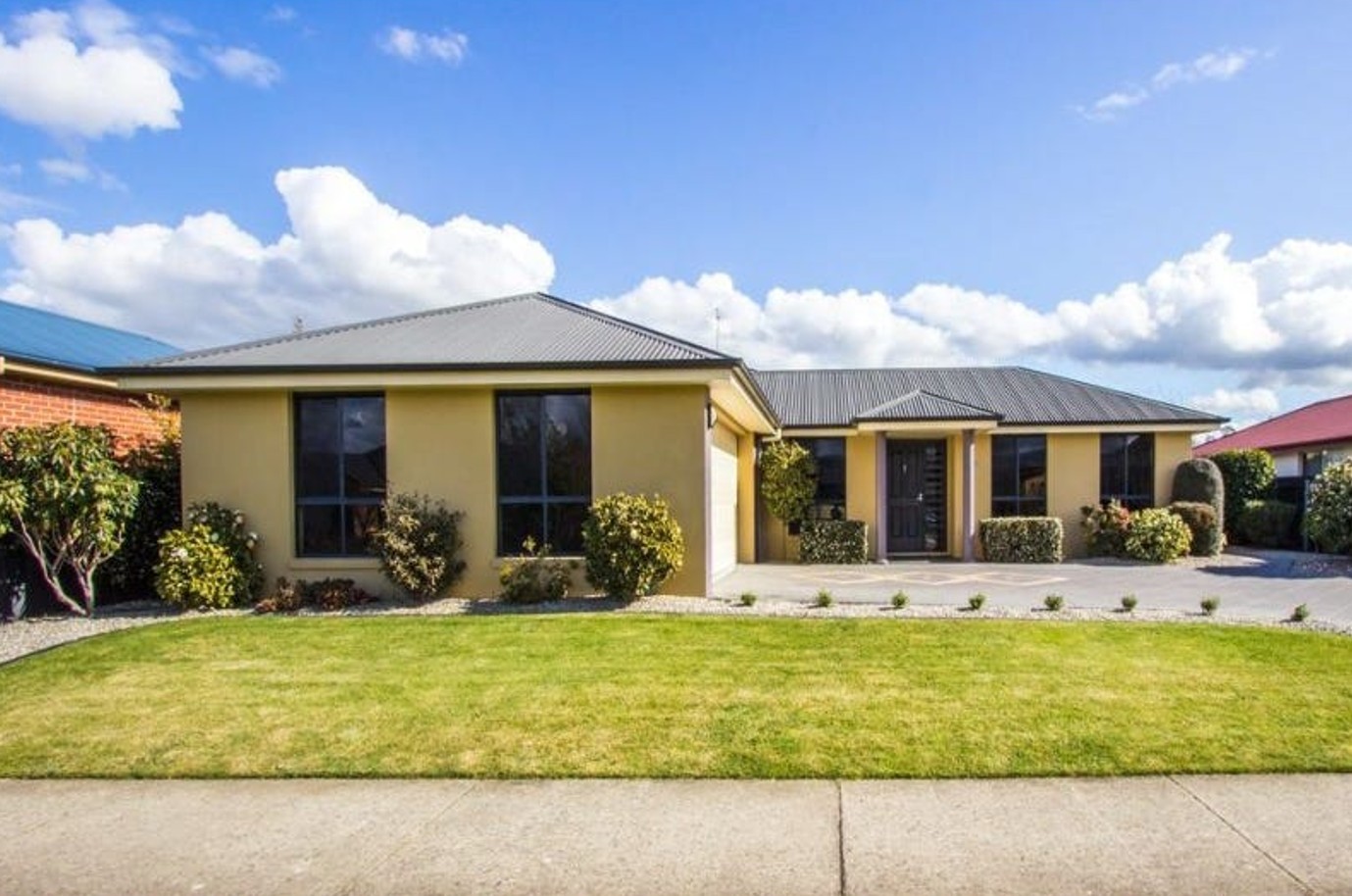 Spacious bedroom with private ensuite available in a modern SIL home in Newstead — Home image 7