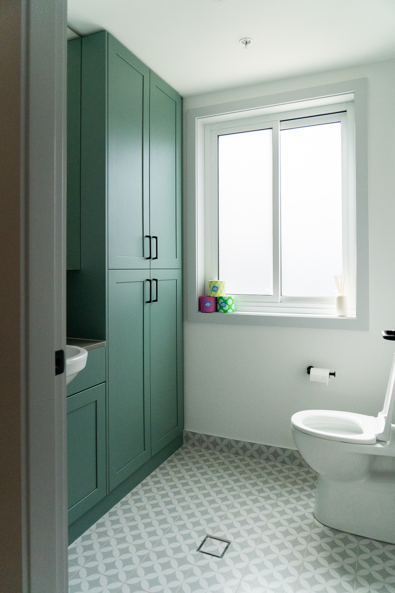 2-Bedroom HPS Apartment in Newcastle: Live the City Lifestyle by the Beach — Home image 6