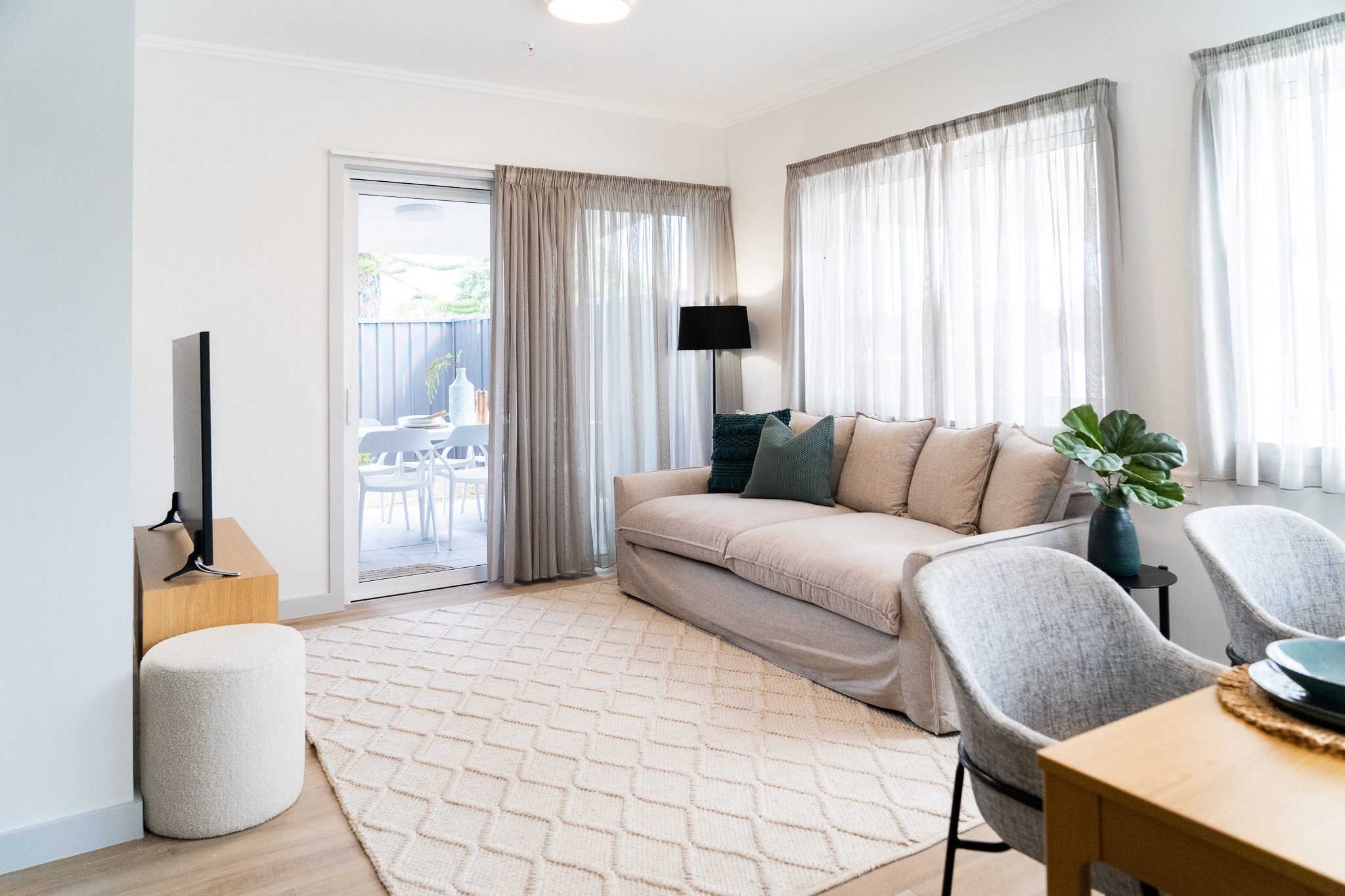 2-Bedroom HPS Apartment in Newcastle: Live the City Lifestyle by the Beach — Home image 3