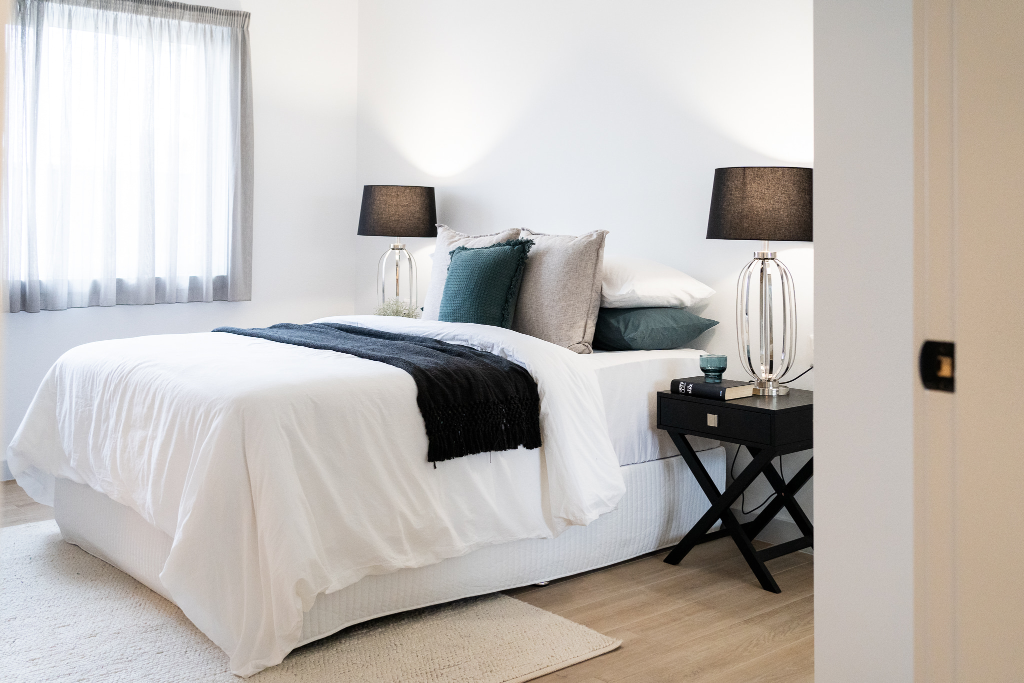 2-Bedroom HPS Apartment in Newcastle: Live the City Lifestyle by the Beach — Home image 4