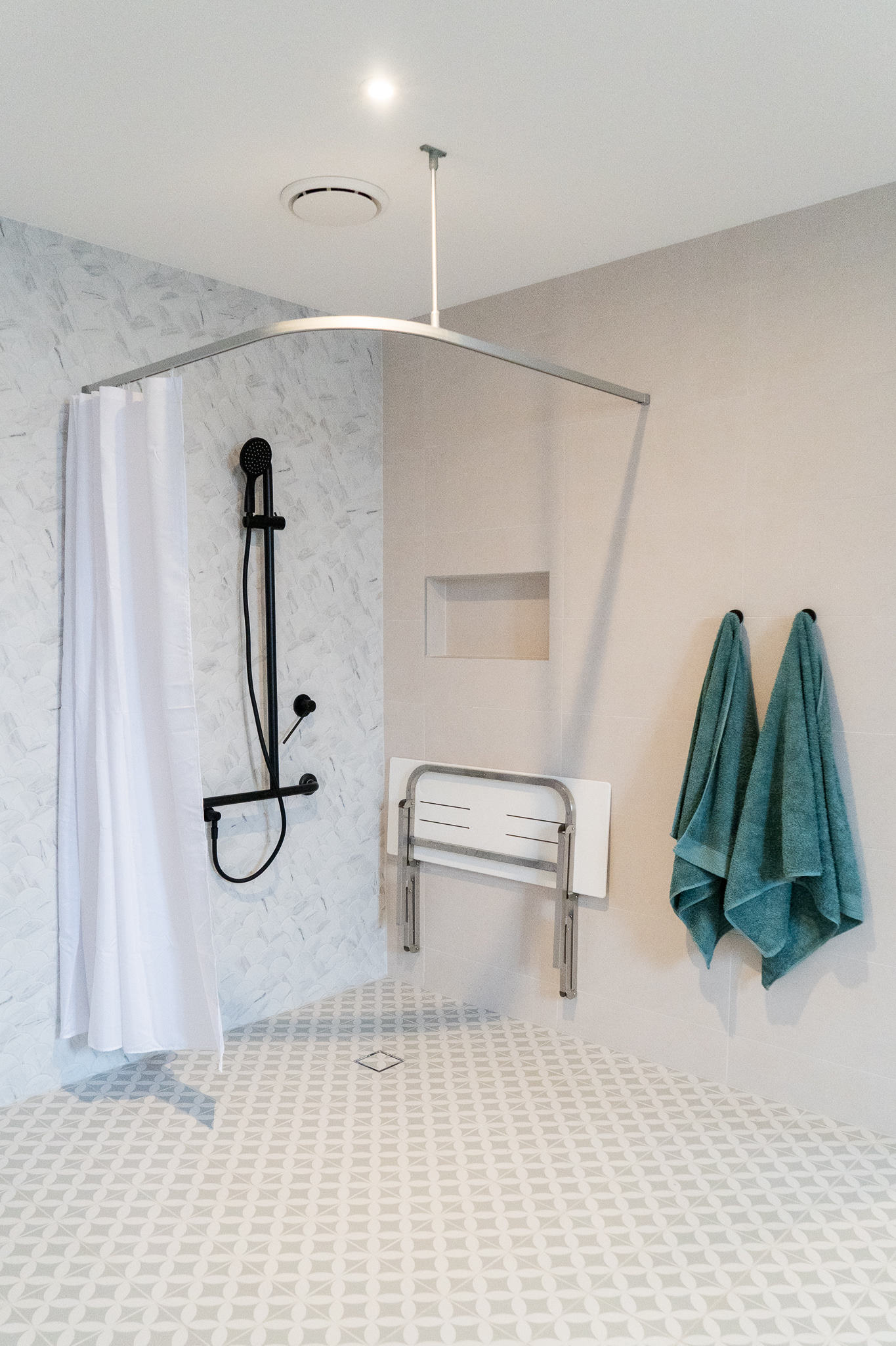 2-Bedroom HPS Apartment in Newcastle: Live the City Lifestyle by the Beach — Home image 5