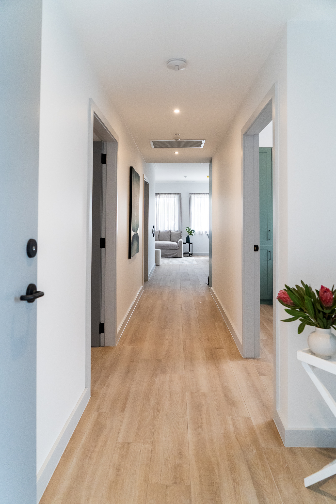 2-Bedroom HPS Apartment in Newcastle: Live the City Lifestyle by the Beach — Home image 6