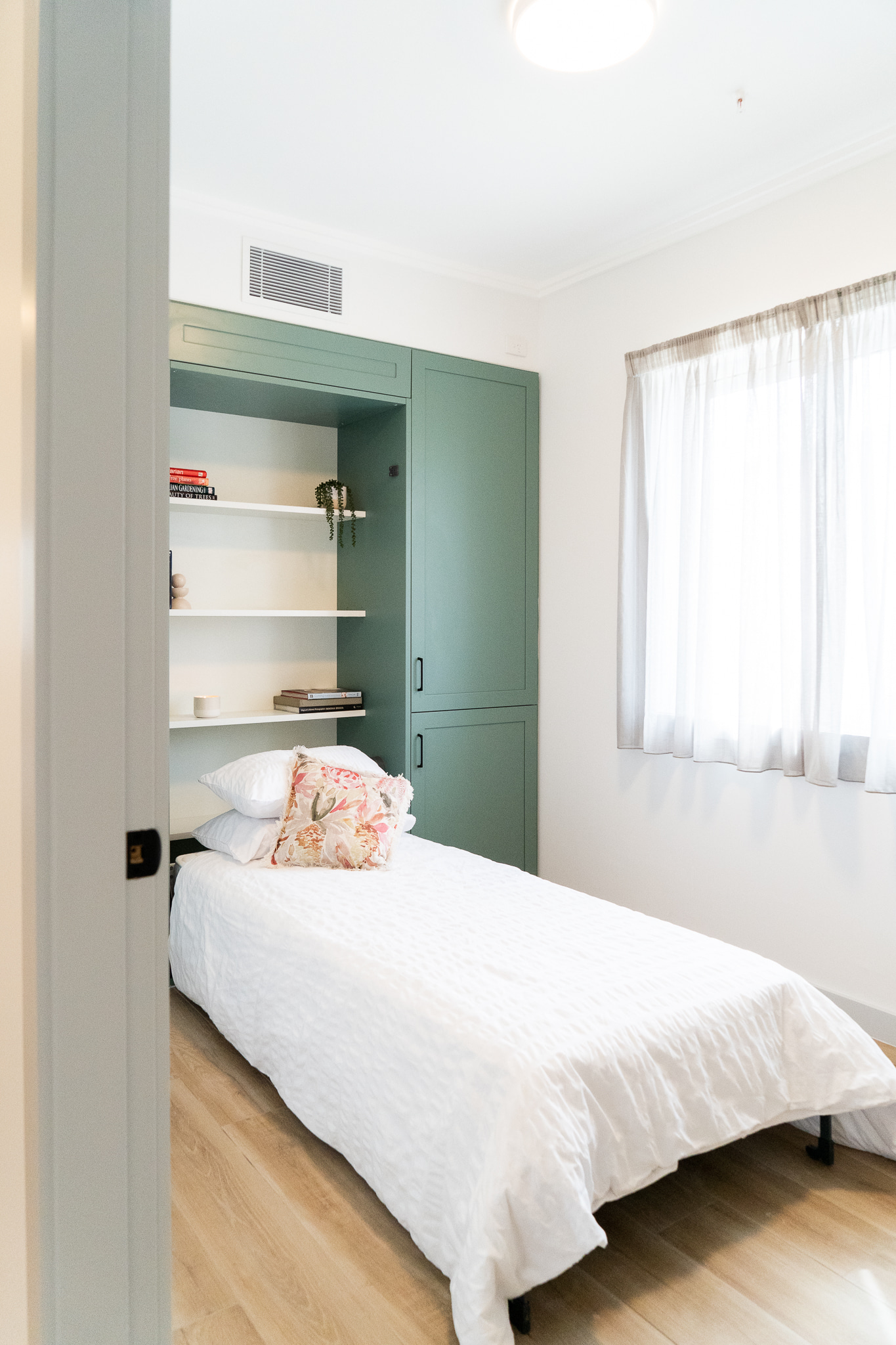 2-Bedroom HPS Apartment in Newcastle: Live the City Lifestyle by the Beach — Home image 7