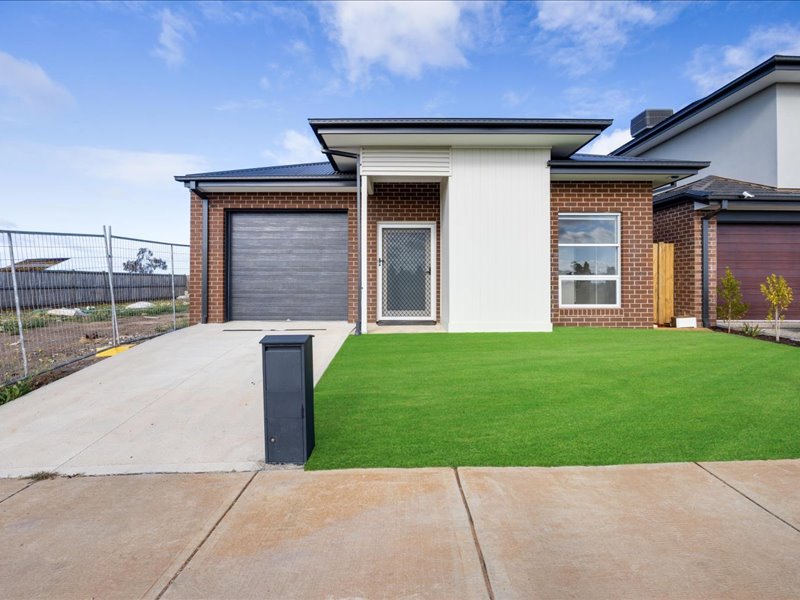McCulloch St, Melton South VIC 3338 in Melton South