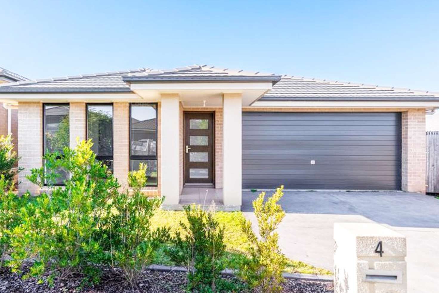 Ekins Oran Park - SIL Home - 4 Bed 2 Bath — Home image 3