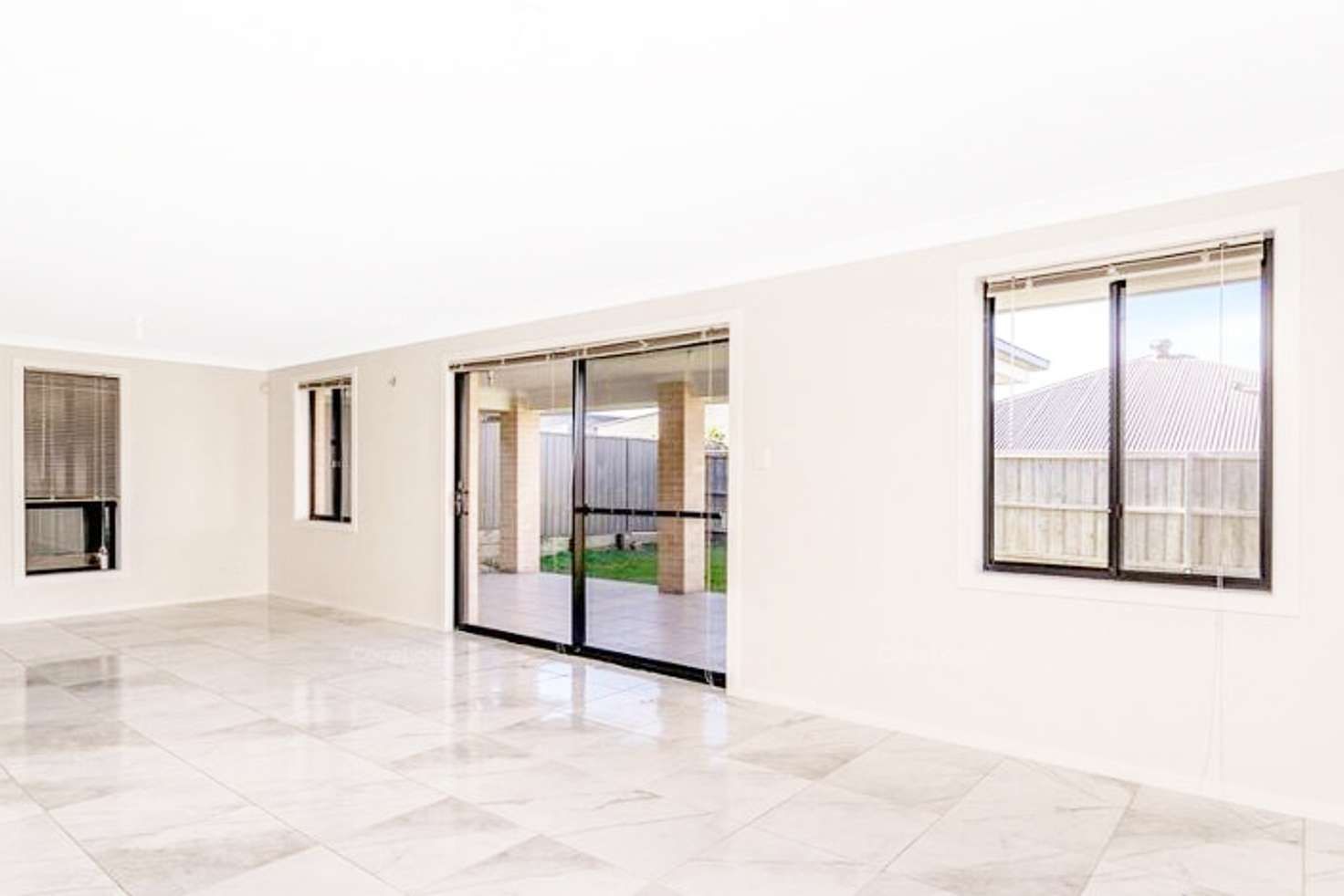 Ekins Oran Park - SIL Home - 4 Bed 2 Bath — Home image 4