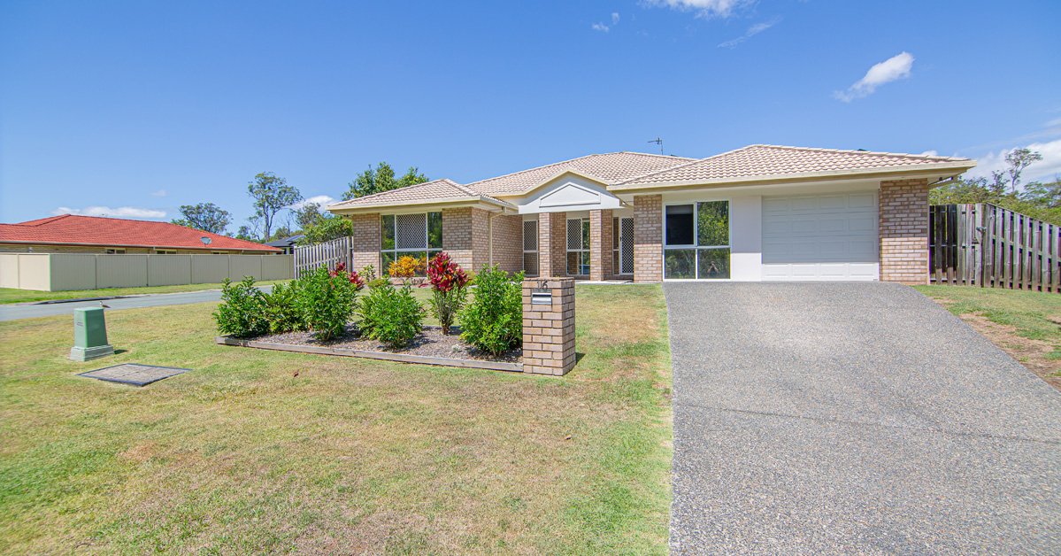 Pimpama retreat: spacious shared areas with fun-filled backyard — Home image 2