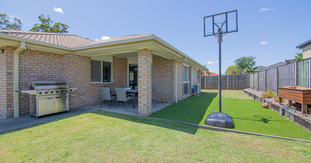 Pimpama retreat: spacious shared areas with fun-filled backyard — Home image 3