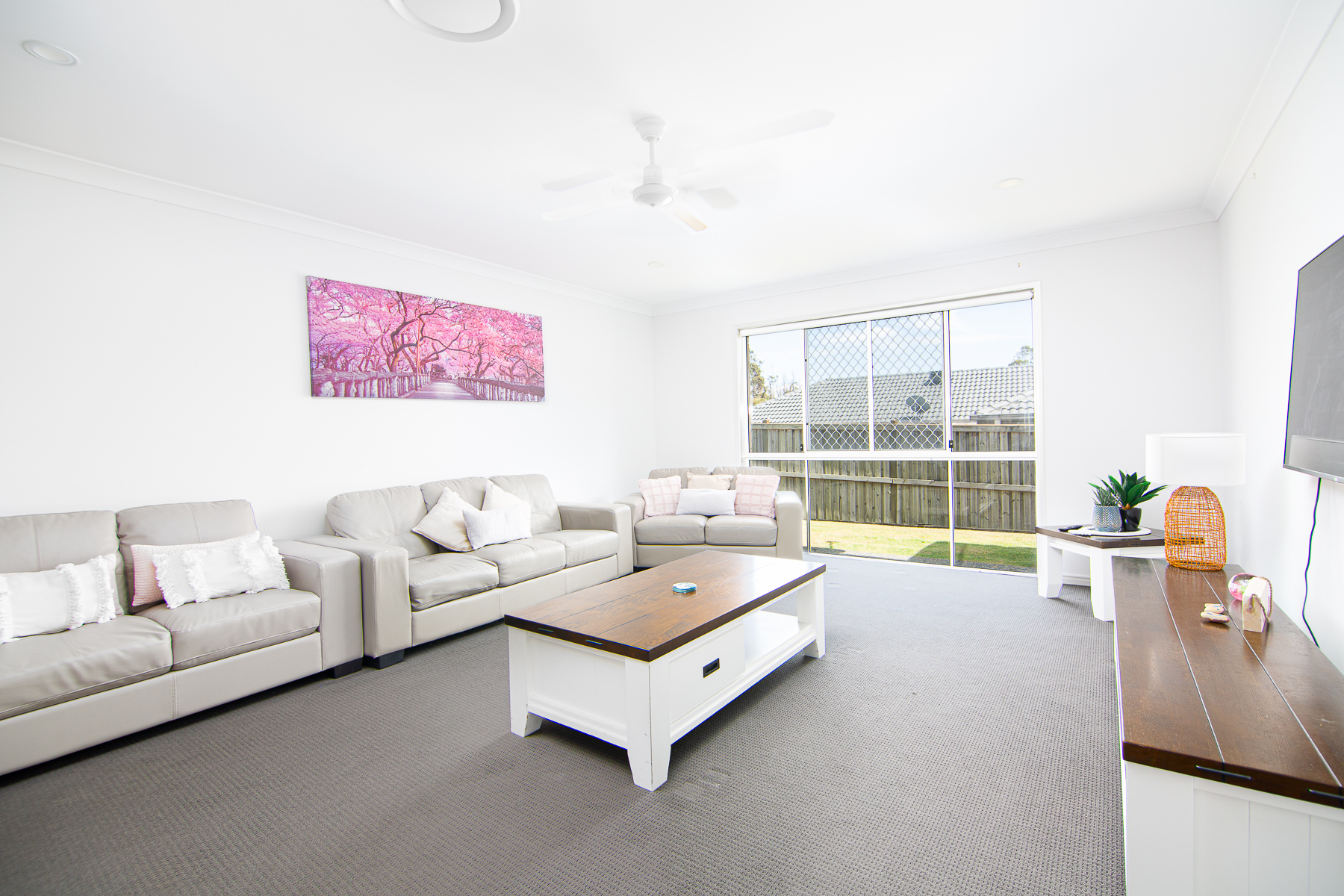 Pimpama retreat: spacious shared areas with fun-filled backyard — Home image 4